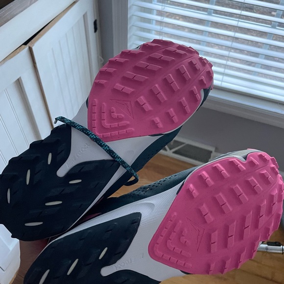 New in box size 10 Nike trailing running shoes. - Picture 4 of 6